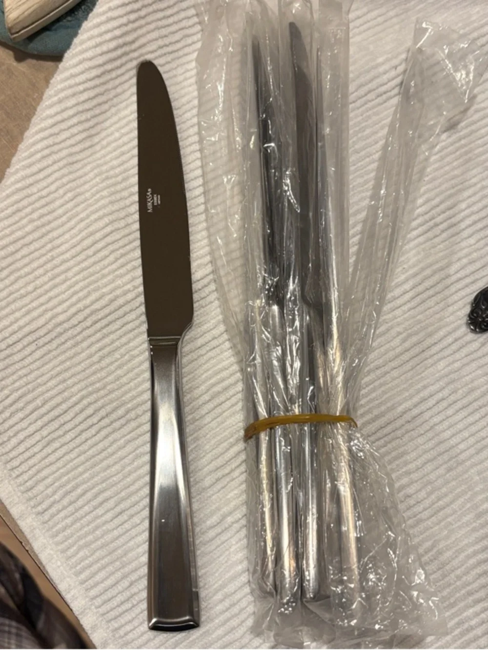 Mikasa Stainless Steel Dinner Knife Set - Silver silverware Essex 7 knives